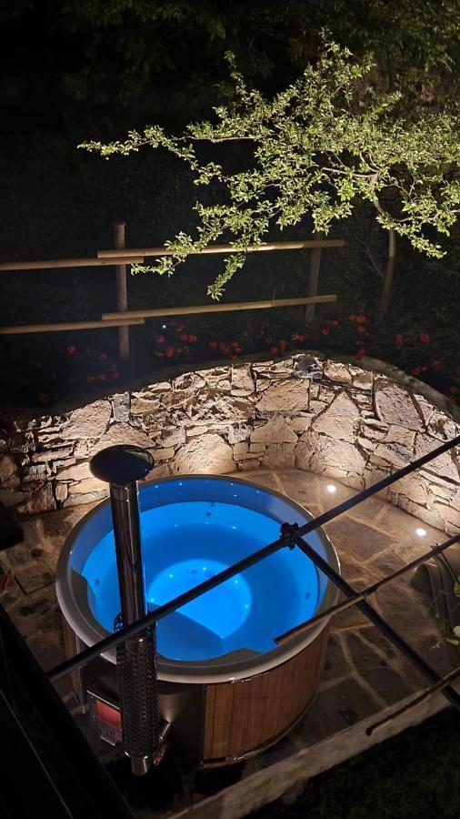 La Casetta Nel Bosco - Hot Tube And Sauna Lierna Buitenkant foto
